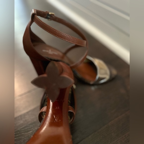 Louis Vuitton two tone heel. - Picture 3 of 3